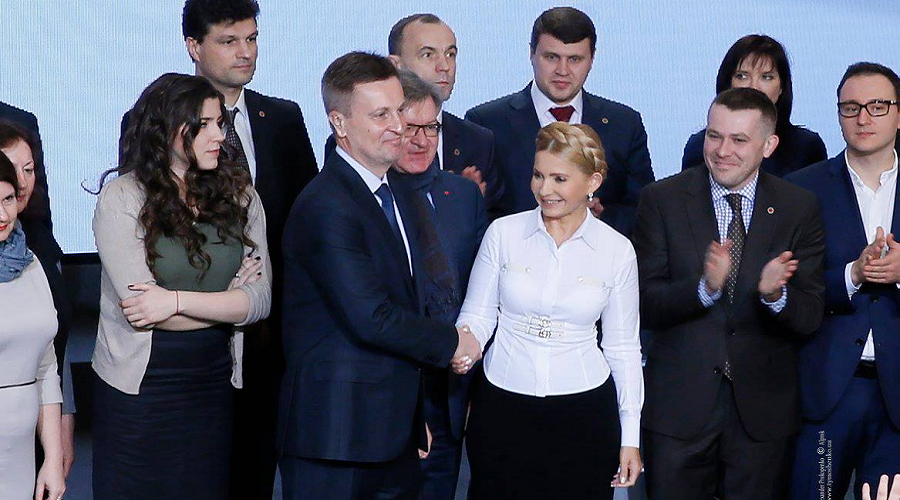 Валентин Наливайченко та Юлія Тимошенко (потискають руки)