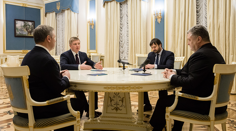 Андрій Коболєв (другий ліворуч) та Петро Порошенко, джерело фото: АП