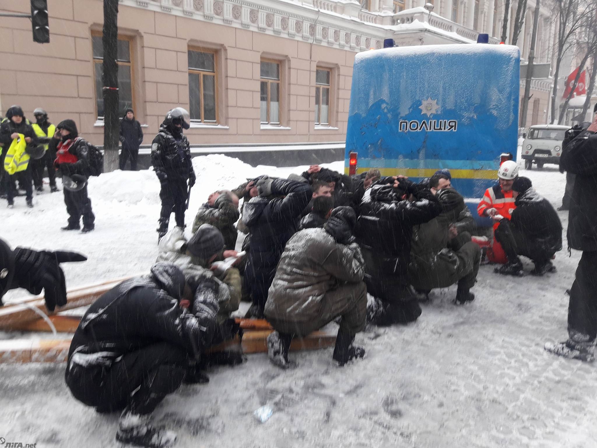Львовский беркут на коленях. Украинская милиция на коленях. Майдан полиция на коленях.